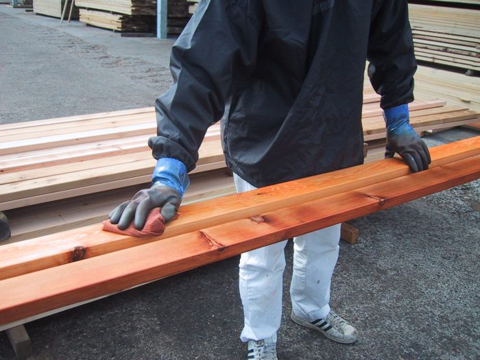 ウエスを使って、木材の内部に押し込むように塗装します。