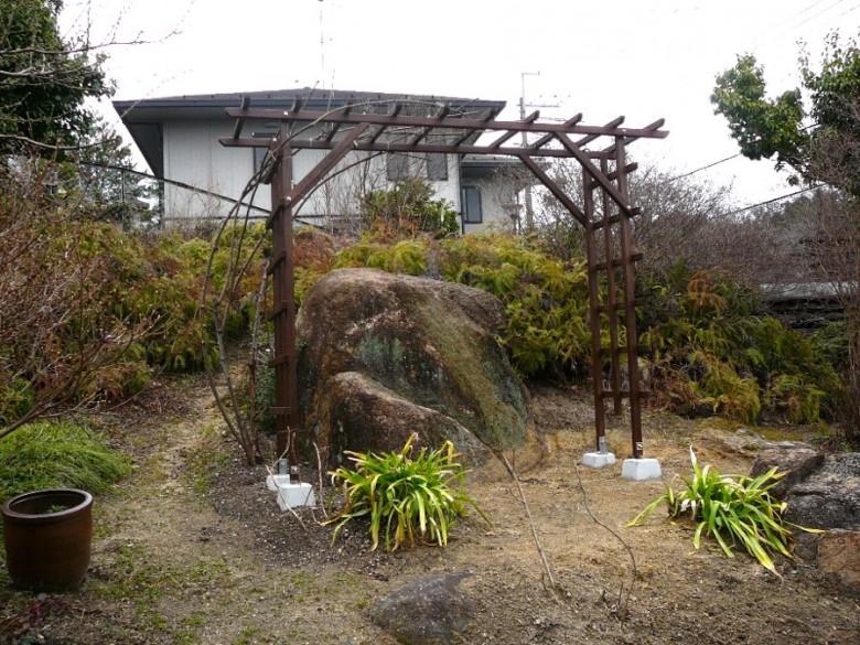 デイケア―サービスの施設の庭に設置したパーゴラ（レッドシダー）