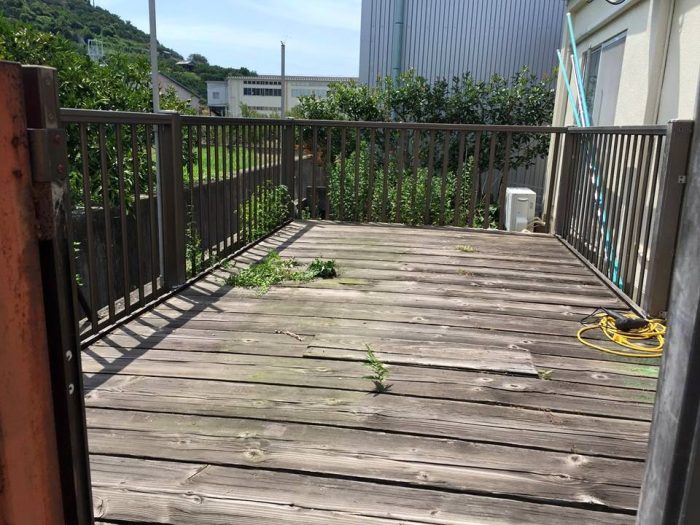 約15年使用し床板の傷みが進んだ河野様邸のウッドデッキ。サイプレス材で床板を張り替える前の様子