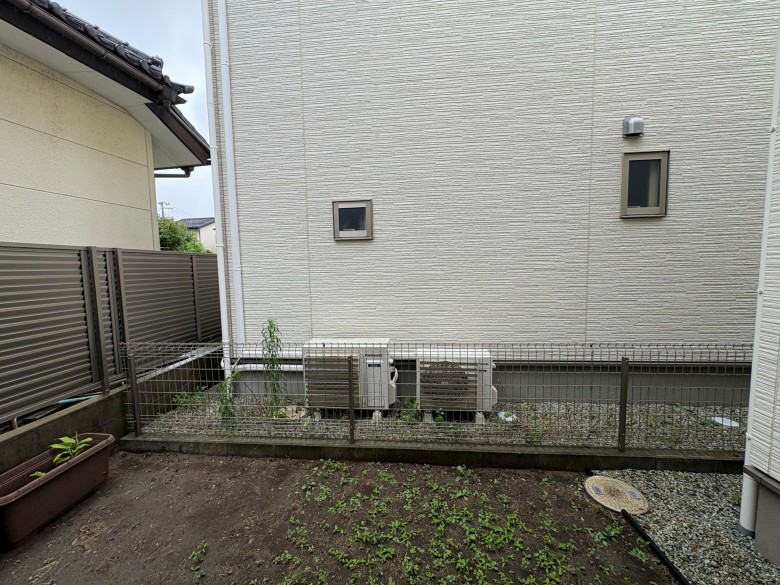 木製目隠しフェンス（メッシュフェンス用）設置前