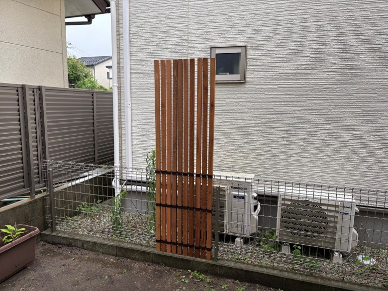 木製目隠しフェンス（メッシュフェンス用）設置中