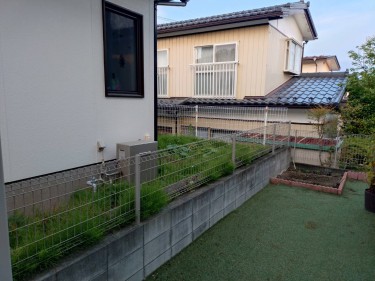木製目隠しフェンス（メッシュフェンス用）設置前