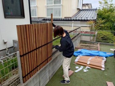 木製目隠しフェンス（メッシュフェンス用）設置中