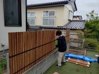 木製目隠しフェンス（アイアンウッド）設置中