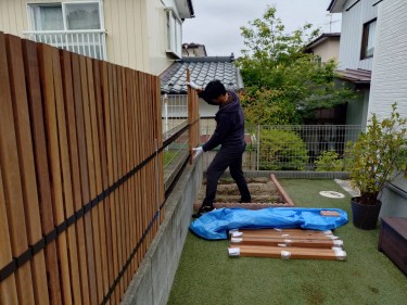 木製目隠しフェンス（メッシュフェンス用）設置中