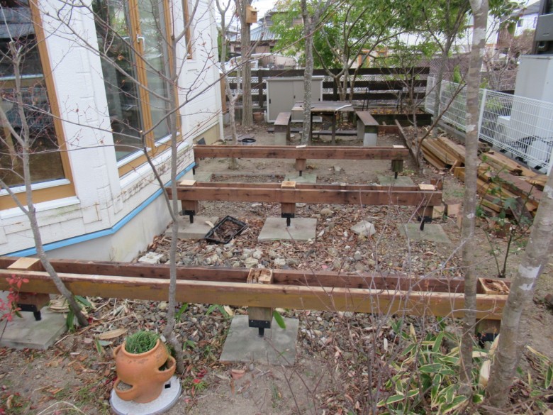 ウッドデッキの根太を施工している様子 DIYによる再建工事