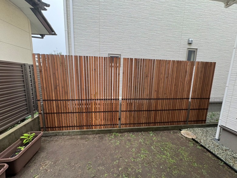 木製目隠しフェンス（メッシュフェンス用）設置完了