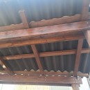 イタウバの柱にレッドシダーの屋根材を使用したサイクルポート