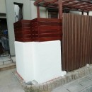 ブロック塀の塗り壁の上にウリンで柵（目隠し）を設置