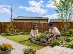 木製目隠しフェンス（メッシュフェンス用）使用例
