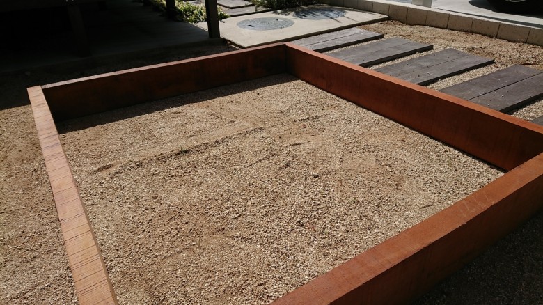 ウリン枕木を使用した家庭菜園用の花壇