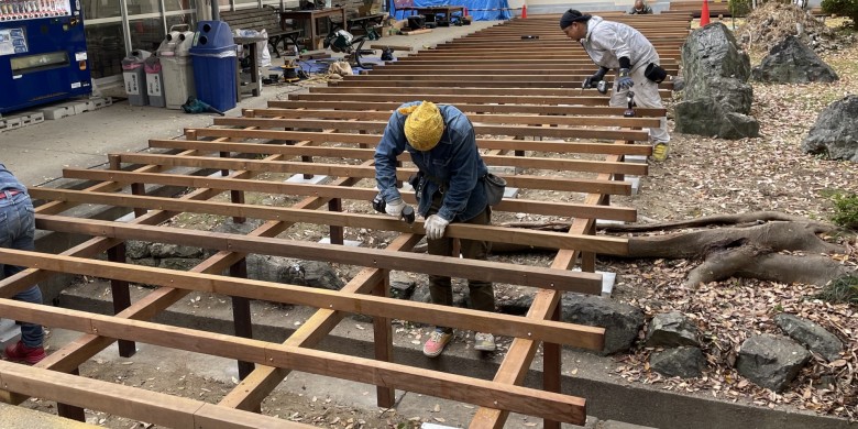 天然木デッキ施工中