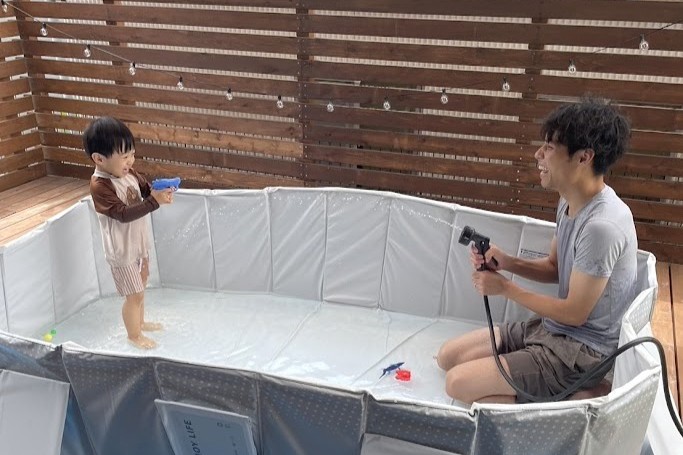 夏場の天然木デッキ