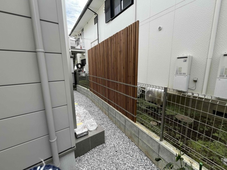 木製目隠しフェンス追加設置中の様子