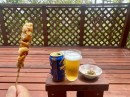 補修したウエスタンレッドシダーのウッドデッキでビールを楽しむ様子