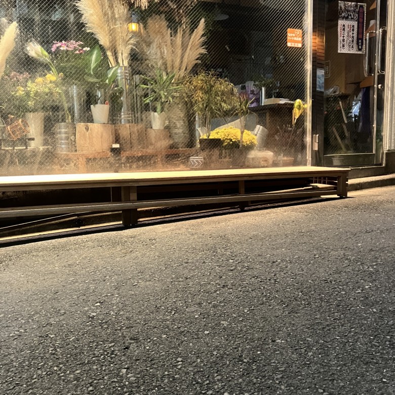 長い水平ラインと横格子を活かし、店舗外観と一体感のある仕上がりに
