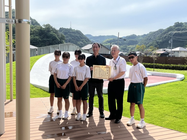 海南市の道の駅「サクアス」に紀州材サーモウッドのテーブルとベンチを寄贈させていただきました。