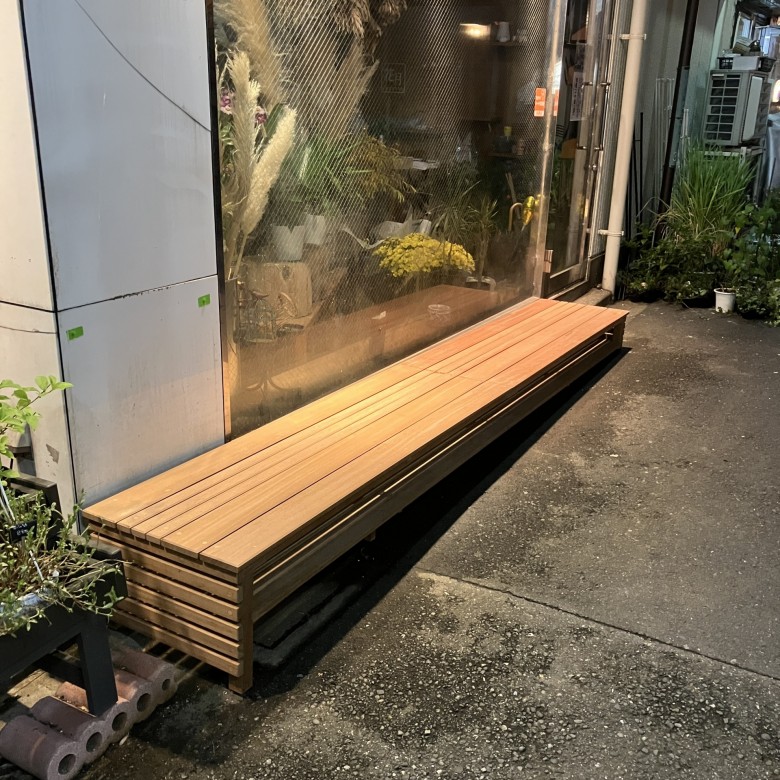 天然木の木目や色合いを活かしたディスプレイ用デッキ。夜間の照明ともよく馴染んでいます