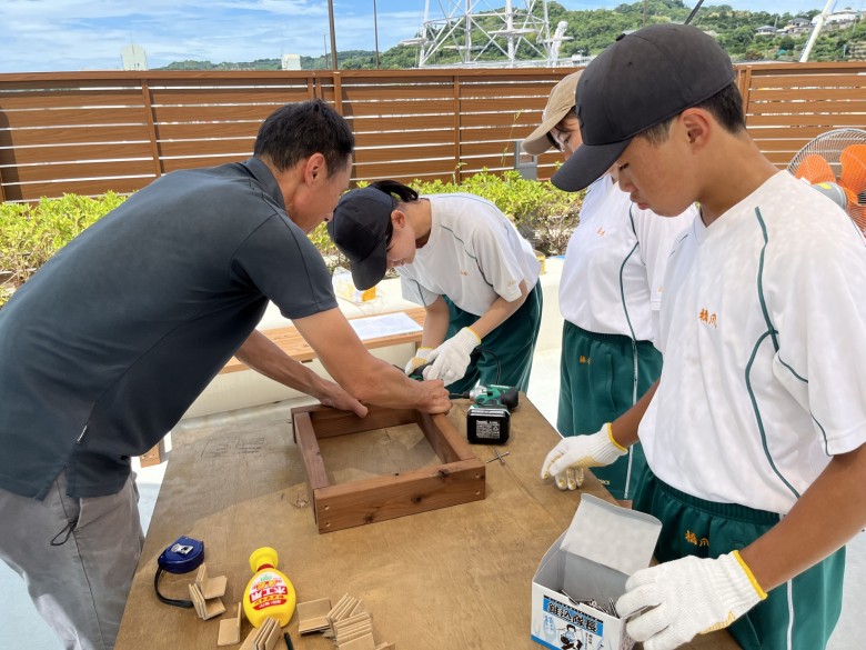 海南市の道の駅「サクアス」に紀州材サーモウッドのテーブルとベンチを寄贈させていただきました。