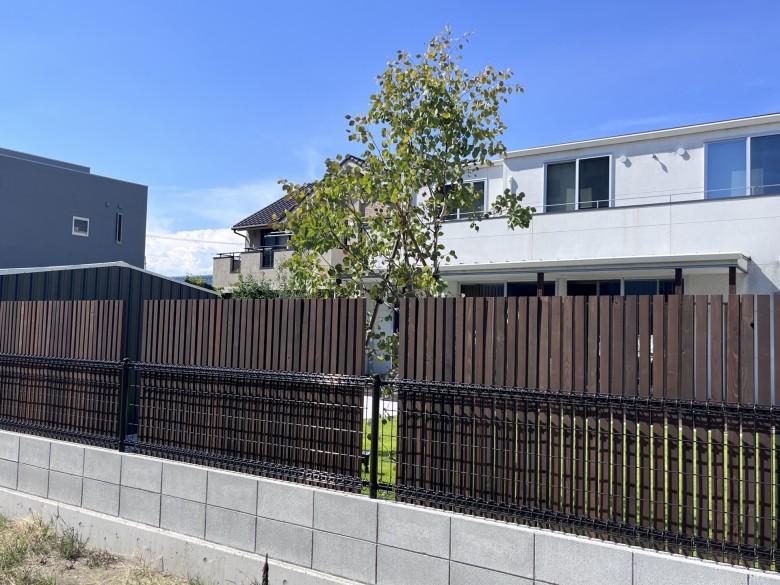 木製目隠しフェンス（メッシュフェンス用）設置完了