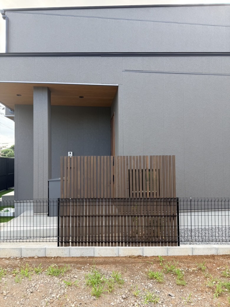 木製目隠しフェンス（メッシュフェンス用）設置後