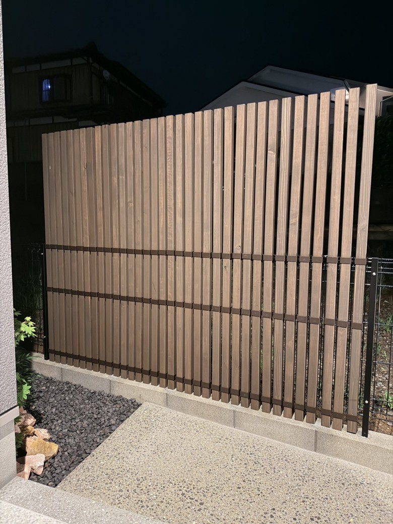 木製目隠しフェンス（メッシュフェンス用）設置後