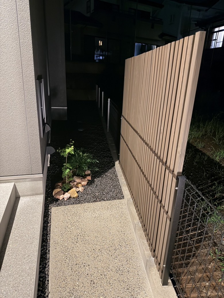 木製目隠しフェンス（メッシュフェンス用）設置後