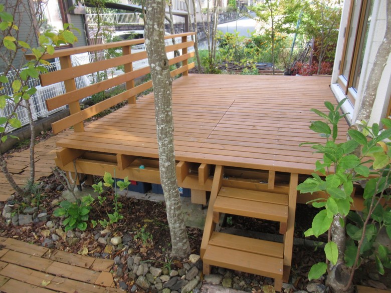 庭と調和したレッドシダーのウッドデッキ DIY再建事例