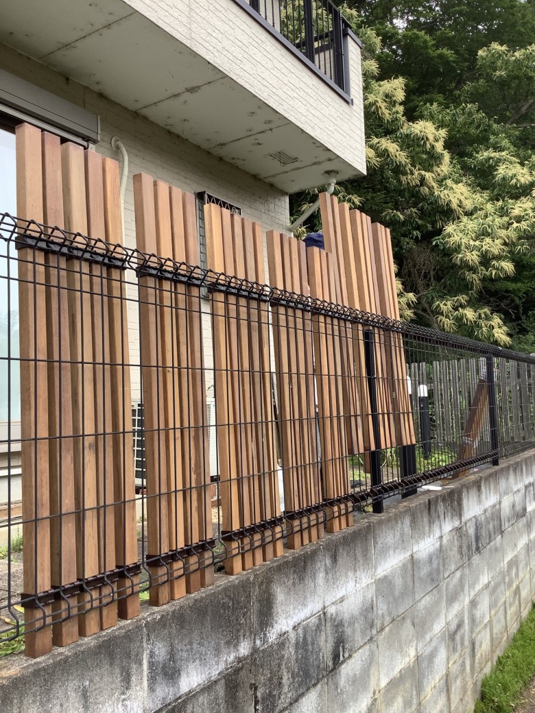 木製目隠しフェンス（メッシュフェンス用）