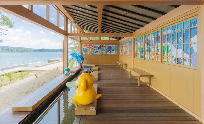 和倉温泉の「わくらポケモン足湯」のウッドデッキ