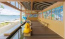 和倉温泉の「わくらポケモン足湯」のウッドデッキ
