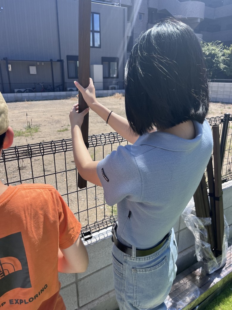 木製目隠しフェンス（メッシュフェンス用）設置中
