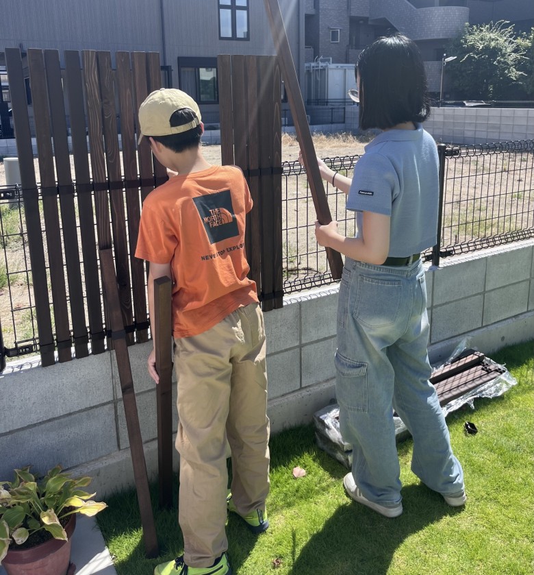 木製目隠しフェンス（メッシュフェンス用）設置中