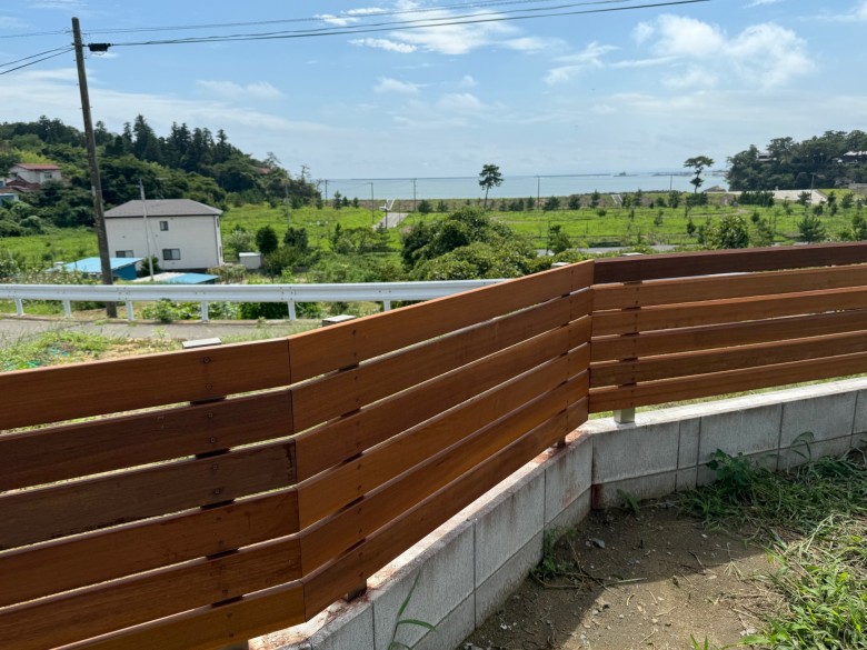 海を望む最高の景色のお庭に理想のウッドフェンスをＤＩＹ（ウリン）