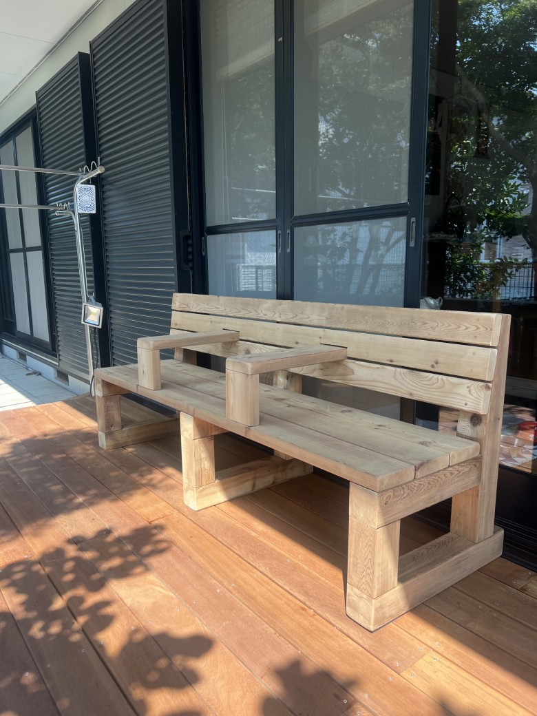 「部屋から繋がるウッドデッキ」に手作りベンチを両親へプレゼント（レッドシダー