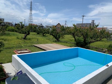 プールとＢＢＱスペース付きのウッドデッキ