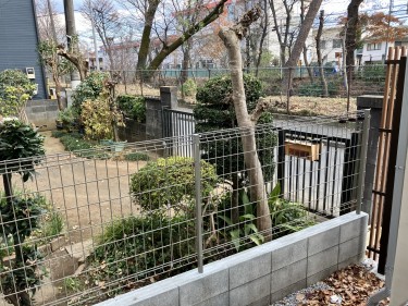 木製目隠しメッシュフェンス（Before)