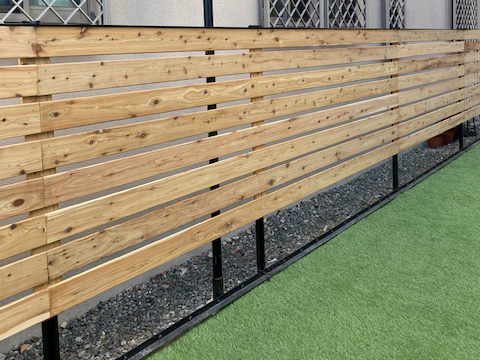 人工芝のグリーンとの相性が抜群のサイプレス材使用のウッドフェンス