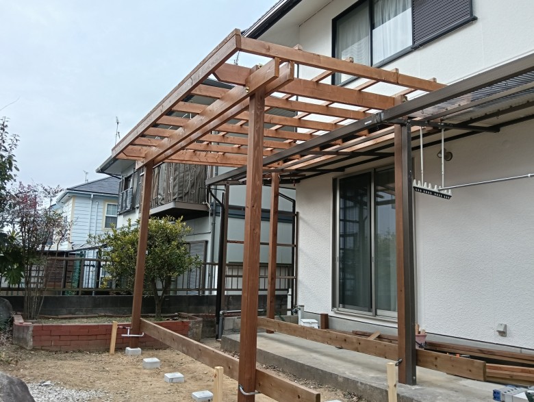屋根付きウッドデッキ施工中（構造組み）