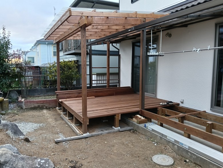 屋根付きウッドデッキ施工中（床板張り）