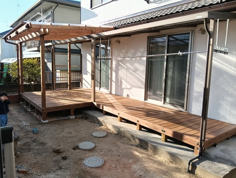 レッドシダー屋根付きウッドデッキ完成写真（孫の遊び場・DIY）