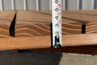 デッキ天板はレッドシダー実質32mm