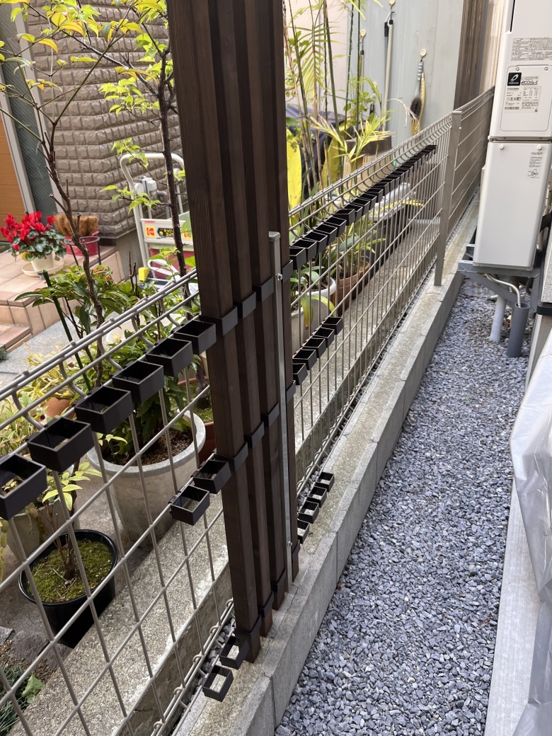 木製目隠しフェンス（メッシュフェンス用）設置前