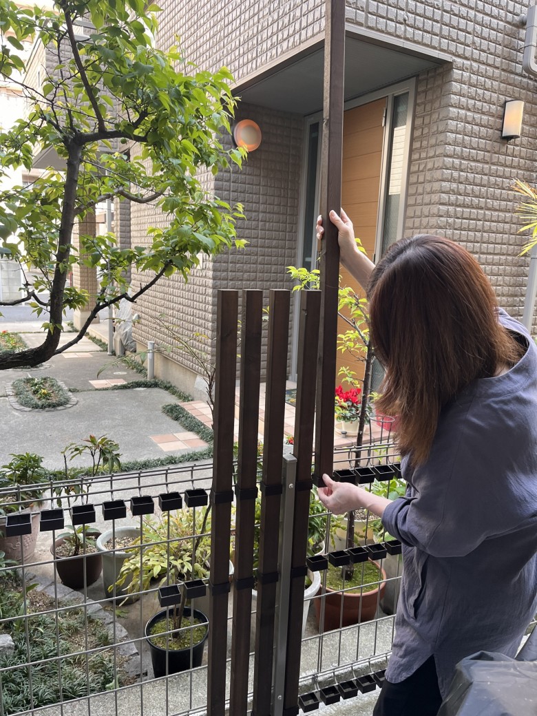 木製目隠しフェンス（メッシュフェンス用）取付中