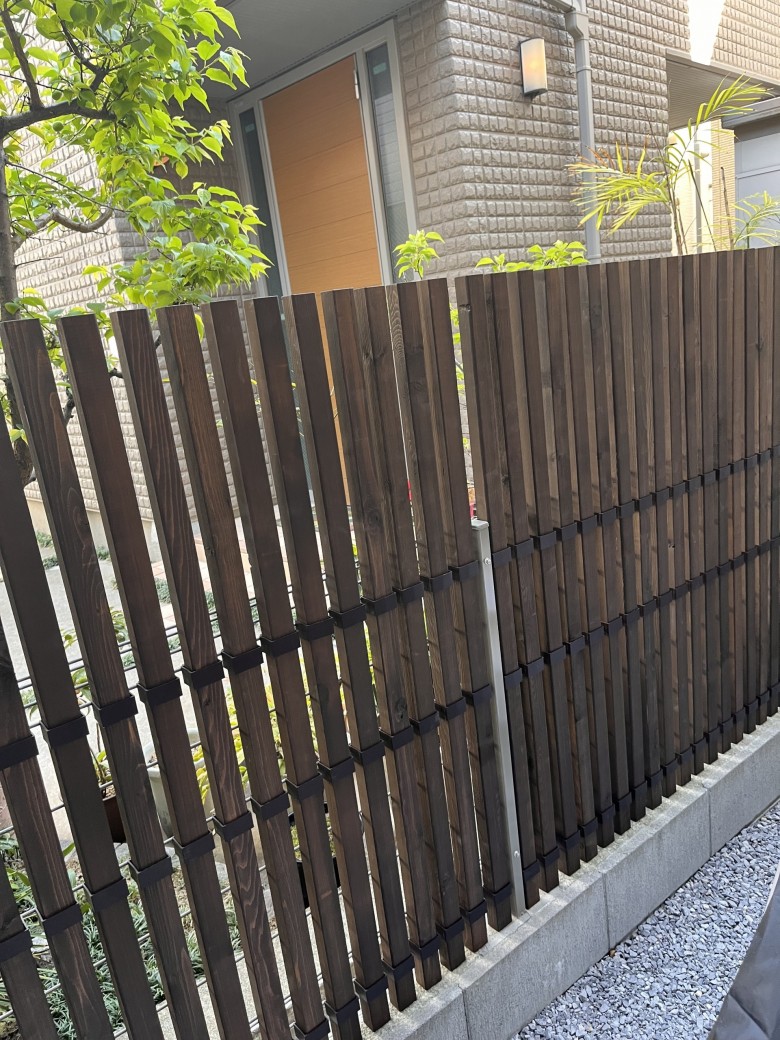 木製目隠しフェンス（メッシュフェンス用）取付後