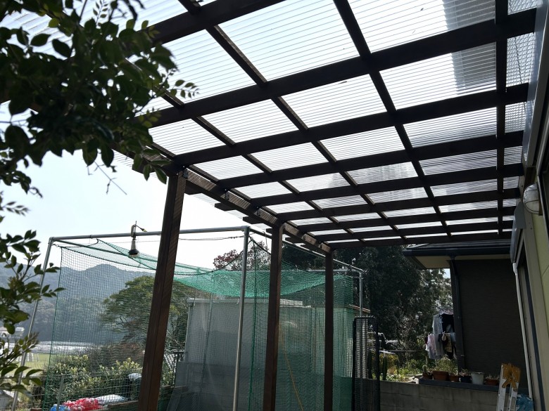 ポリカーボネート屋根 パーゴラ 雨天利用可能 レッドシダー施工事例 横尾様
